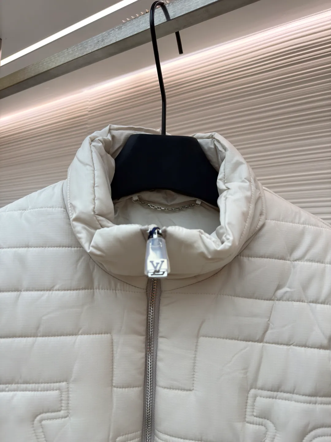 LOUIS VUITTON stand collar cotton jacket ●Original version: purchased and developed by 27775 ●Item number: 1681222-D15 ●Fabric: down fabric ●Technology: embroidery production ●Color: white ●Version: fitted version ●Weight: about 995 grams ●Size: S-M-L-XL ●Description: This diamond-shaped pattern is designed with gusseted cotton. It feels very comfortable. It is not only warm but also classy. The button-type opening and closing can highlight your temperament. The upper body is fashionable and versatile, suitable for various daily wear. It is one of the must-have items in winter. The overall wiring is straight and delicate, the fabric is comfortable and soft, and the color is consistent without color difference. It can be matched with the same style to create a fashionable look and control various occasions. Customized accessories, complete with three standards, same style for men and women!